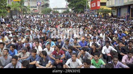 Die Studenten warten auf die offizielle Antwort in Colombo, Sri Lanka, am 31. März 2015. Die Polizei Sri Lankas leitete am Mittwoch eine Untersuchung der gewaltsamen Zusammenstöße ein, die am Dienstag zwischen Studenten und der Polizei ausbrachen und zu mehreren Verletzungen führten. Hunderte von Universitätsstudenten protestierten am Dienstag auf den Straßen der Hauptstadt Colombo und drängten die neue Regierung, auf Forderungen nach Gewährleistung der Rechte der Studenten zu reagieren. )(dh) SRI LANKA-COLOMBO-CLASH GayanxSameera PUBLICATIONxNOTxINxCHN Studenten sitzen, um auf die offizielle Antwort in Colombo zu warten Sri Lanka März 31 2015 The Sri Lankan Po Stockfoto