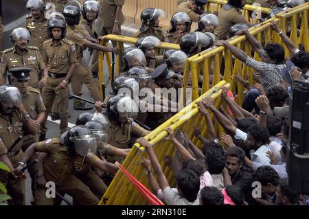 Studenten stoßen in Colombo, Sri Lanka, am 31. März 2015 auf Polizei. Die Polizei Sri Lankas leitete am Mittwoch eine Untersuchung der gewaltsamen Zusammenstöße ein, die am Dienstag zwischen Studenten und der Polizei ausbrachen und zu mehreren Verletzungen führten. Hunderte von Universitätsstudenten protestierten am Dienstag auf den Straßen der Hauptstadt Colombo und drängten die neue Regierung, auf Forderungen nach Gewährleistung der Rechte der Studenten zu reagieren. )(dh) SRI LANKA-COLOMBO-CLASH GayanxSameera PUBLICATIONxNOTxINxCHN Students CLASH with Police in Colombo Sri Lanka März 31 2015 die Sri-lankische Polizei startete AM Mittwoch Stockfoto
