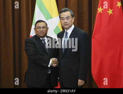 (150402) -- PEKING, 2. April 2015 -- der chinesische Außenminister Wang Yi (R) führt Gespräche mit dem Außenminister Myanmars U Wunna Maung Lwin in Peking, der Hauptstadt Chinas, am 2. April 2015. U Wunna Maung Lwin besucht China als Sondergesandte von Präsident U Thein sein. ) (mp) CHINA-BEIJING-WANG YI-MYANMAR FM-TALKS (CN) DingxLin PUBLICATIONxNOTxINxCHN Peking 2. April 2015 die chinesischen Außenminister Wang Yi r führen Gespräche mit den Außenministern Myanmars U Wunna Maung Lwin in Peking Hauptstadt Chinas 2. April 2015 U Wunna Maung Lwin besucht China als Präsident von Myanmar U Thein Be Stockfoto
