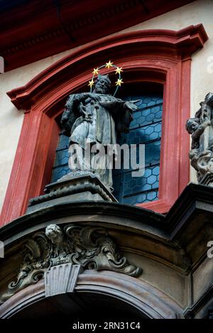 Statue des Heiligen Johannes von Nepomuk über der Kapelle mit verdrehten Säulen in der St.-Georgs-Basilika in Prag, Tschechische Republik. Stockfoto