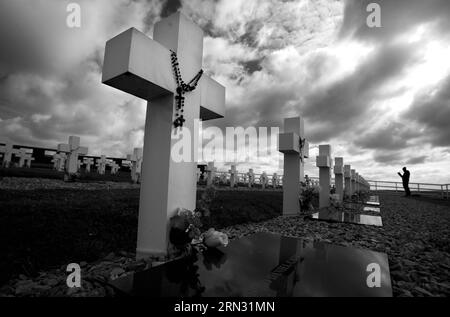 (150402) -- PORT DARWIN, 2. April 2015 -- Bild aufgenommen am 2. April 2012, zeigt die argentinische Cementery in Darwin, Falklandinseln. Der argentinische Außenminister Hector Timerman schrieb am 30. März 2015 an internationale Organisationen, um Großbritannien für die Verstärkung der militärischen Präsenz auf den Malvinas-Inseln, bekannt als die Falklandinseln im europäischen Land, zu verurteilen. Großbritannien und Argentinien gerieten 1982 in einen Krieg über die Inseln, nachdem Argentinien sich mit einer Marinestreitmacht zur Rückeroberung des Territoriums gewagt hatte. Nach einem kurzen Konflikt erlangte Großbritannien wieder die Kontrolle über die Inseln.Martin Zabala (fnc) FALKLAND-INSELN-HAFEN DARWI Stockfoto