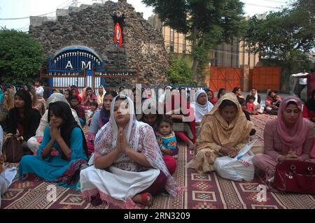 (150403) -- LAHORE, 3. April 2015 -- pakistanische christliche Anbeter beten während der Messe, um den Karfreitag in einer Kirche in Ostpakistans Lahore am 3. April 2015 zu feiern. Christliche Gläubige auf der ganzen Welt markieren die Osterwoche, um die Kreuzigung und Auferstehung Jesu Christi zu feiern. PAKISTAN-LAHORE-KARFREITAG Sajjad PUBLICATIONxNOTxINxCHN LAHORE 3. April 2015 pakistanische christliche Anbeter beten während der Messe zum Karfreitag in einer Kirche in Ostpakistan S LAHORE AM 3. April 2015 christliche Gläubige rund um die Welt markieren die Osterwoche in der Feier der und der Res Stockfoto
