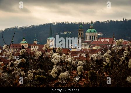 Barocke Kuppel der St. Nikolaus-Kirche in Prag, Tschechische Republik vom Burgberg. Stockfoto