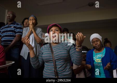 Die Gläubigen nehmen an der Darstellung der Via Crusis zum Gedenken an den Karfreitag im Rahmen der Feierlichkeiten der Karwoche in Santo Domingo, Dominikanische Republik, am 3. April 2015 Teil. Fran Afonso) (vf) DOMINIKANISCHE REPUBLIK-SANTO DOMINGO-GESELLSCHAFT-HEILIGE WOCHE e FRANxAFONSO PUBLICATIONxNOTxINxCHN Devotees nehmen an der Vertretung der Via Teil, um den Karfreitag im Rahmen der Feierlichkeiten der Karwoche in Santo Domingo Dominikanische Republik AM 3. April 2015 zu gedenken Fran Afonso VF Dominikanische Republik Santo Domingo Society Holy Week PUxBLINNICxTICNN Stockfoto