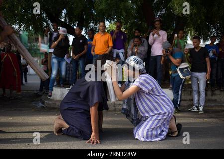 Die Gläubigen nehmen an der Darstellung der Via Crusis zum Gedenken an den Karfreitag im Rahmen der Feierlichkeiten der Karwoche in Santo Domingo, Dominikanische Republik, am 3. April 2015 Teil. Fran Afonso) (vf) DOMINIKANISCHE REPUBLIK-SANTO DOMINGO-GESELLSCHAFT-HEILIGE WOCHE e FRANxAFONSO PUBLICATIONxNOTxINxCHN Devotees nehmen an der Vertretung der Via Teil, um den Karfreitag im Rahmen der Feierlichkeiten der Karwoche in Santo Domingo Dominikanische Republik AM 3. April 2015 zu gedenken Fran Afonso VF Dominikanische Republik Santo Domingo Society Holy Week PUxBLINNICxTICNN Stockfoto