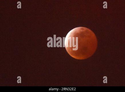 Ein roter Mond wird am Himmel während einer totalen Mondfinsternis um 20:06 Uhr in Panjin, Provinz Liaoning im Nordosten Chinas, am 4. April 2015 gesehen. Eine totale Mondfinsternis wird manchmal als Blutmond bezeichnet, weil die rote Farbe, die durch das Licht, das sich in der Erdatmosphäre bricht, auf sie geworfen wird. (mt) CHINA-LIAONING-PANJIN-BLOOD MOON (CN) YangxQing PUBLICATIONxNOTxINxCHN ein roter Mond IST Seen im Himmel während einer totalen MONDFINSTERNIS UM 20 06 UHR in Panjin Nordostchina S Liaoning Provinz 4. April 2015 eine totale MONDFINSTERNIS WIRD manchmal als Blutmond bezeichnet, weil der rote Farbenflachel IST von Light Re Stockfoto