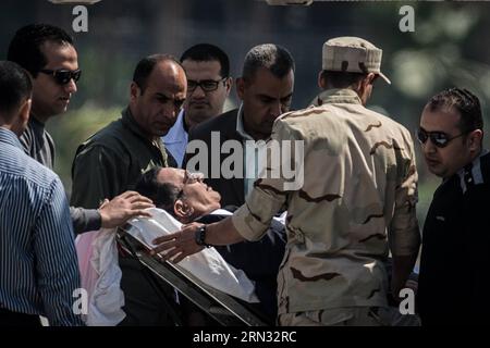 (150404) -- KAIRO, 4. April 2015 -- Ägyptens ehemaliger Präsident Hosni Mubarak (C) wird von einem Helikopter, der im Maadi Armed Forces Hospital ankommt, verschleppt, wo er nach seiner Wiederaufnahme am 4. April 2015 in einem Gericht in Kairos Vorort, Ägypten, verhaftet wird. Die Wiederaufnahme des Verfahrens am Samstag von Mubarak und seinen beiden Söhnen im Fall des Präsidentenpalastes wurde auf April 29 verschoben. ÄGYPTEN-KAIRO-MUBARAK-PROZESS PanxChaoyue PUBLICATIONxNOTxINxCHN Kairo 4. April 2015 Ägyptens ehemaliger Präsident Hosni Mubarak C WIRD von einem Hubschrauber abgeholt, der im Maadi Armed Forces Hospital ankommt, wo er Haus Arre IST Stockfoto