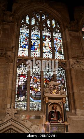 Das Foto vom 24. März 2015 zeigt eine Statue von William Shakespeare in der Holy Trinity Church in Stratford-upon-Avon, Großbritannien. Die Holy Trinity Church ist bekannt als die Kirche, in der William Shakespeare getauft und begraben wurde. GROSSBRITANNIEN-STRATFORD-UPON-AVON-WILLIAM SHAKESPEARE-GRAVE HanxYan PUBLICATIONxNOTxINxCHN Foto aufgenommen AM 24. März 2015 zeigt eine Statue von William Shakespeare in der Holy Trinity Church in Stratford UPON Avon Britain Holy Trinity Church IST berühmt dafür, die Kirche ZU sein, in der William Shakespeare, was sowohl Großbritannien als auch England getauft und begraben hat Stockfoto