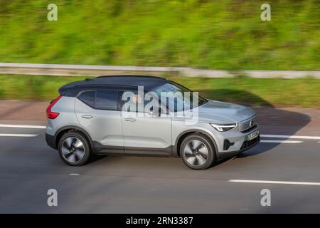 2023 Grau Volvo Xc40 Core Charge Twin EV AWD Twin AWD 408 Pure Electric Auto 82KVW Auto SUV Elektrizität 300 kW, Hinterradantrieb Einzelmotor Twin E Antriebsstrang; Fahrt mit Geschwindigkeit auf der Autobahn M6 in Greater Manchester, UK Stockfoto