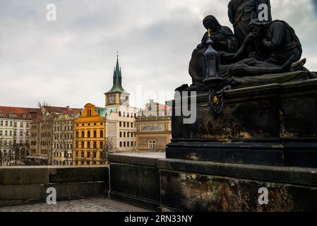 Barocke Statue der Anbetung Christi und Bedrich-Smetana-Museum in Prag, Tschechische Republik. Stockfoto