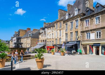 Frankreich, Cotes-d'Armor, Guingamp, Centre Square im Herzen der Stadt und der Plomée-Brunnen aus dem 15. Jahrhundert Stockfoto