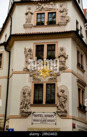 Hochrelief an der Fassade des Aurus Hotels in Prag, Tschechische Republik. Stockfoto