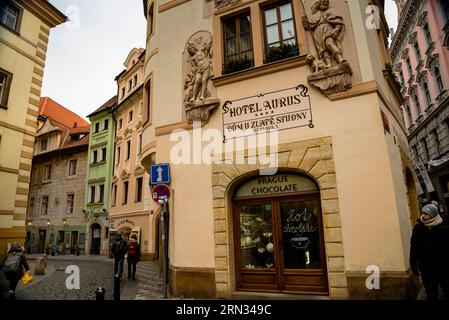 Hochrelief an der Fassade des Aurus Hotels in Prag, Tschechische Republik. Stockfoto