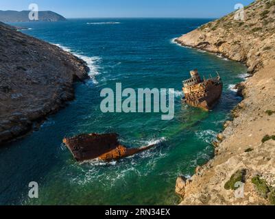 Griechenland, Ägäisches Meer, östliche Kykladen, Insel Amorgos, Kalotaritissa, Navagio-Bach, Schiffswrack des Chypriot-Schiffs Olympia (Luftaufnahme) Stockfoto