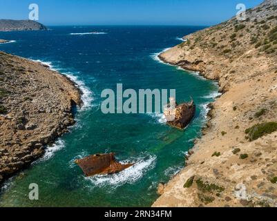 Griechenland, Ägäisches Meer, östliche Kykladen, Insel Amorgos, Kalotaritissa, Navagio-Bach, Schiffswrack des Chypriot-Schiffs Olympia (Luftaufnahme) Stockfoto