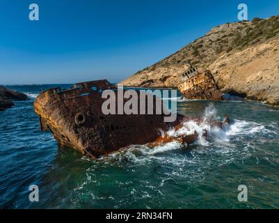 Griechenland, Ägäisches Meer, östliche Kykladen, Insel Amorgos, Kalotaritissa, Navagio-Bach, Schiffswrack des Chypriot-Schiffs Olympia (Luftaufnahme) Stockfoto