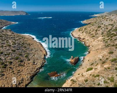 Griechenland, Ägäisches Meer, östliche Kykladen, Insel Amorgos, Kalotaritissa, Navagio-Bach, Schiffswrack des Chypriot-Schiffs Olympia (Luftaufnahme) Stockfoto