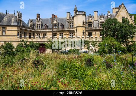 Frankreich, Paris, Musée de Cluny - Musée national du Moyen-Age (Mittelaltermuseum im ehemaligen Hotel de Cluny) vom Platz der Rue des Ecoles aus gesehen Stockfoto