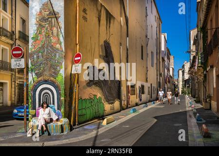 Frankreich, Herault, Sete, Wandgemälde des bildenden Künstlers David Duart und des Graffiti-Künstlers Naoui Restart sollen an der Ecke der Rue de Tunis und Rue Pierre Semard auf Reisen hinweisen Stockfoto