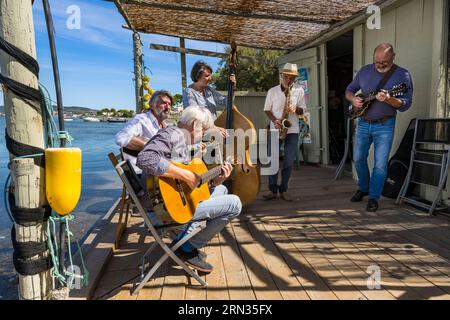 Frankreich, Herault, Sete, Pointe du Barrou am Ufer des Etang de Thau, die Musikgruppe Au Bois de MON cœur, die die Lieder von Georges Brassens neu interpretiert, sie wird von dem Sète-Fischer Jean-Louis Lambert an Gesang und Gitarre, Georges Cabaret an Sologitarre, Guy Blanc dit Guet auf Altsaxophon, Denis Benito auf Bluegrass-Mandoline und Tatiana auf Kontrabass Stockfoto