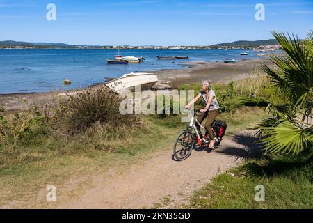 Frankreich, Herault, Sete, Pointe du Barrou, Radfahren am Ufer des Etang de Thau Stockfoto