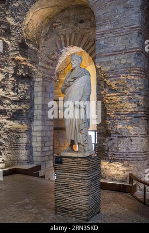 Frankreich, Paris, Musée de Cluny - Musée national du Moyen-Age (Mittelaltermuseum im ehemaligen Hotel de Cluny), Frigidarium der Thermen von Cluny, Priester der Sarapis Statue sagte Julian der Apostaat, Römisches Reich 2. Jahrhundert Stockfoto