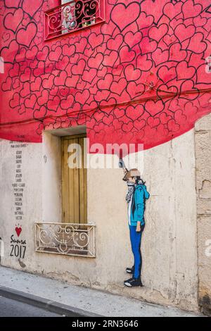 Frankreich, Herault, Sete, Quartier Haut (Oberes Viertel), Wandgemälde, die Teil des MACO (Musee à ciel ouvert) ist - Freilichtmuseum, Werk des Künstlers Sunra in der Rue Louis Blanc an der Fassade einer sozialen Residenz Stockfoto