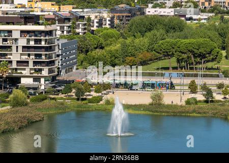 Frankreich, Herault, Montpellier, Viertel Port Marianne, Mehrfamilienhäuser rund um das Bassin Jacques Coeur und den Georges Charpak Park im Hintergrund Stockfoto