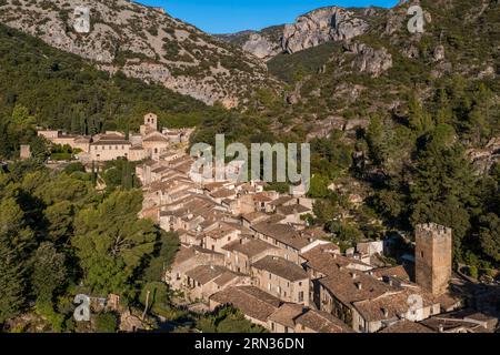 Frankreich, Herault, die Causses und die Cevennen, mediterrane landwirtschaftlich-pastorale Kulturlandschaft, die von der UNESCO zum Weltkulturerbe erklärt wurde, Saint Guilhem le Desert, Les Plus Beaux Villages de France (die schönsten Dörfer Frankreichs) (Luftaufnahme) Stockfoto
