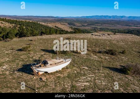 Frankreich, Herault, die Causses und die Cevennen, mediterrane landwirtschaftlich-pastorale Kulturlandschaft, die von der UNESCO zum Weltkulturerbe erklärt wurde, La Vacquerie et Saint Martin de Castries, altes Segelboot, das auf einer Höhe mit Blick auf das Larzac-Plateau wie die Arche Noah (aus der Luft) gestrandet ist Stockfoto