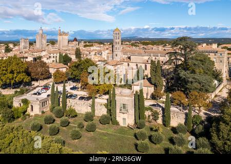 Frankreich, Gard, Uzès, der Turm des Königs, der Turm von Eveché, die herzogliche Burg Le Duché mit dem Bermonde-Turm und der Kathedrale Saint-Théodorit mit dem Fenestrelle-Turm auf der rechten Seite (Luftaufnahme) Stockfoto