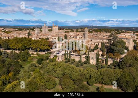 Frankreich, Gard, Uzès, der Turm des Königs, der Turm von Eveché, die herzogliche Burg Le Duché mit dem Bermonde-Turm und der Kathedrale Saint-Théodorit mit dem Fenestrelle-Turm auf der rechten Seite (Luftaufnahme) Stockfoto