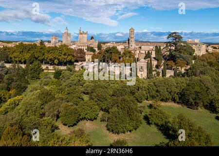 Frankreich, Gard, Uzès, der Turm des Königs, der Turm von Eveché, die herzogliche Burg Le Duché mit dem Bermonde-Turm und der Kathedrale Saint-Théodorit mit dem Fenestrelle-Turm auf der rechten Seite (Luftaufnahme) Stockfoto