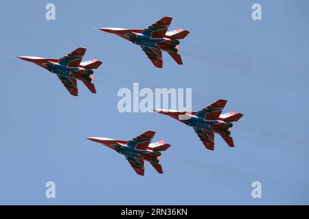 (150408)--KUBINKA, 8. April 2015-- Jet Fighters Mikoyan MiG-29 of the Swifts, russisches Kunstflugteam, fliegen während der Parade zum 70. Jahrestag des Sieges im Zweiten Weltkrieg in der Nähe des Militärflugplatzes Kubinka in der russischen Region Moskau, 8. April, 2015 )(azp) RUSSLAND-WWII-PARADE PROBE PavelxBednyakov PUBLICATIONxNOTxINxCHN 8. April 2015 Jet Fighters Mikoyan MIG 29 des russischen Aerobatic Teams Fliegen während der Parade Probe zum 70. Jahrestag des Sieges in der Welt war II in der Nähe von MILITÄRFLUGPLATZ in der Moskauer Region Russland 8. April 2015 EGP Stockfoto