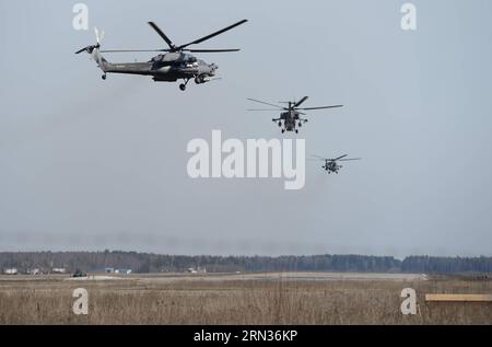 (150408)--KUBINKA, 8. April 2015-- Kampfhubschrauber MIL Mi-28 fliegen während der Parade zum 70. Jahrestag des Sieges im Zweiten Weltkrieg in der Nähe des Militärflugplatzes Kubinka in der russischen Region Moskau am 8. April, 2015 )(azp) RUSSLAND-WWII-PARADE-PROBE PavelxBednyakov PUBLICATIONxNOTxINxCHN 8. April 2015 Attack Helicopters MIL Mi 28 Havoc Fly während der Parade Probe gewidmet dem 70. Jahrestag des Sieges in der Welt war II in der Nähe des MILITÄRFLUGPLATZES in der Moskauer Region von Russland 8. April 2015 ICEGATNBLINXWWIXWIK Parade Stockfoto