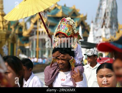 (150408) -- YANGON, 8. April 2015 -- Ein kleiner Junge in traditionellen Trachtenparaden während der Shin Pyu, ein wesentlicher und integraler Bestandteil des Lebens eines buddhistischen Mannes in Myanmar unter 20 Jahren, in der Shwedagon Pagoda in Yangon, Myanmar, 8. April 2015. Das Wort Shin Pyu in Myanmar bedeutet, als Anfänger in die buddhistische Ordnung einzutreten. )(azp) MYANMAR-YANGON-BUDDHIST-ZEREMONIE UxAung PUBLICATIONxNOTxINxCHN YANGON 8. April 2015 ein Junge in traditioneller Kleidung umzieht während der Shin to Essential and Integral Part in a Life of a Myanmar Buddhist Male under the age of 20 AT Shwedagon Pagoda IN Yangon Myanmar Stockfoto