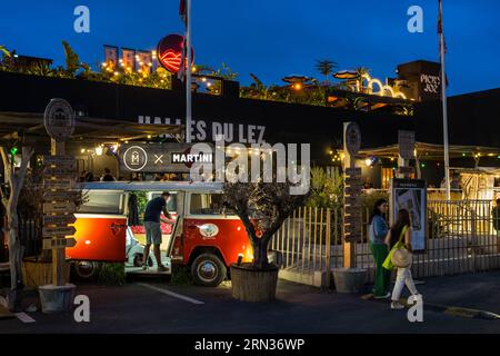 Frankreich, Herault, Montpellier, Marché du Lez, die Halles du Lez, die Lebensmittelhallen, Gastronomiebereich und Dachterrasse kombinieren Stockfoto