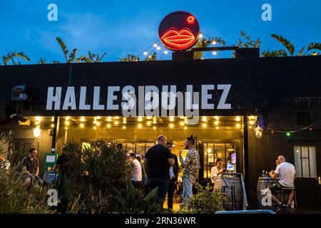 Frankreich, Herault, Montpellier, Marché du Lez, die Halles du Lez, die Lebensmittelhallen, Gastronomiebereich und Dachterrasse kombinieren Stockfoto