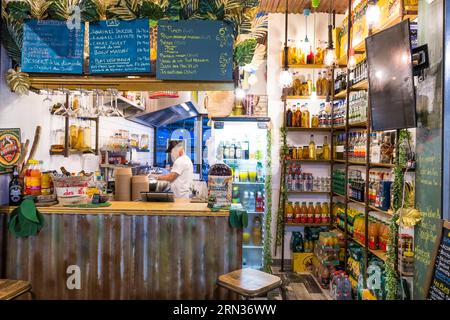 Frankreich, Herault, Montpellier, Marché du Lez, die Halles du Lez, die Lebensmittelhallen, Gastronomiebereich und Dachterrasse kombinieren Stockfoto