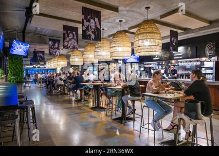 Frankreich, Herault, Montpellier, Marché du Lez, die Halles du Lez, die Lebensmittelhallen, Gastronomiebereich und Dachterrasse kombinieren Stockfoto