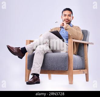 Porträt, Tablet und Psychologie mit einem Mann in einem Stuhl auf weißem Hintergrund im Studio, um nach Diagnose zu hören. Psychologe psychische Gesundheit und Zuhören Stockfoto