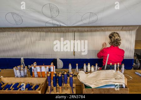 Frankreich, Herault, Lodève, Manufacture de la Savonnerie (Savonnerie Manufaktur) einzigartiger anbau der Nationalen Teppichfabrik der Savonnerie des Gobelins in Paris, Arbeit eines Webers auf einem Webstuhl Stockfoto