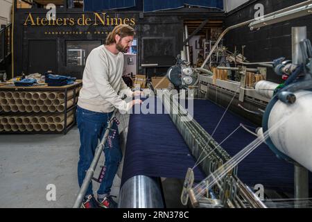 Frankreich, Gard, Nimes, Guillaume Sagot, Gründer des Ateliers de Nîmes, das die Herstellung traditioneller Denim-Stoffe wieder aufnahm Stockfoto