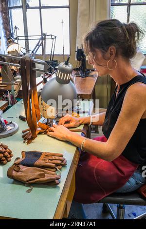 Frankreich, Aveyron, Millau, Maison Fabre (Ganterie Fabre), 1924 gegründete Familienhandschuhfabrik, Handschuh englische Nähtechnik an alten Maschinen in der Werkstatt Stockfoto