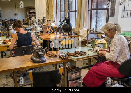 Frankreich, Aveyron, Millau, Maison Fabre (Ganterie Fabre), 1924 gegründete Familienhandschuhfabrik, Handschuh englische Nähtechnik an alten Maschinen in der Werkstatt Stockfoto