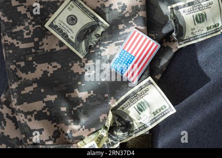 USA-Flagge und Geld. Bargeld für VA Darlehen von US-Angelegenheiten der Veteranen. Stockfoto