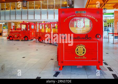 Oita, Japan - November 26 2022: Der berühmte japanische Spielzeugzug, Bun Bun Go, verkehrte in der zentralen Halle des Bahnhofs Oita Stockfoto