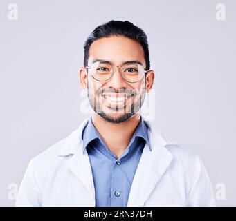 Happy, Portrait und man Doctor in einem Studio mit Brille für Vision, Augenpflege und Wellness. Lächeln, Selbstvertrauen und Kopfschuss einer indischen männlichen Gesundheitsfürsorge Stockfoto