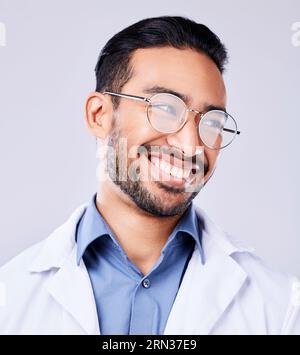 Happy, Smile und man Doctor in einem Studio mit Brille für Vision, Augenpflege und Wellness. Stolz, Selbstvertrauen und Kopfschuss einer indischen männlichen Gesundheitsversorgung Stockfoto