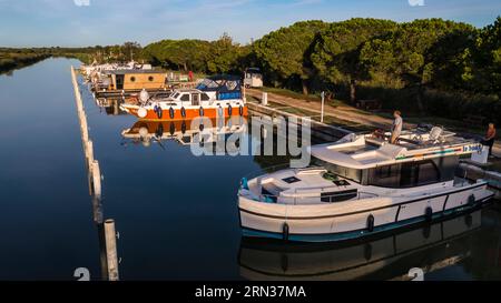 Frankreich, Gard, Petite Camargue, Vauvert, Ausflugsboot Le Boat im Hafen von Gallician auf der Rhone zum Sète-Kanal am frühen Morgen Stockfoto